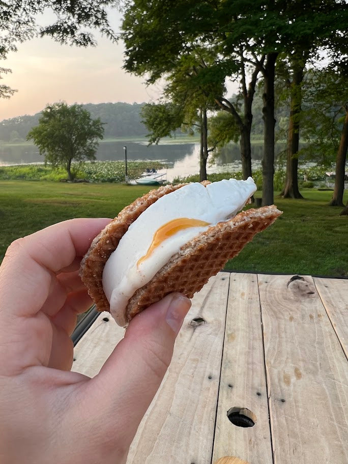 One bag with 8 fresh baked classic caramel stroopwafels to try